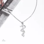 Bijou porte-bonheur avec motif d'Asclépios en pendentif