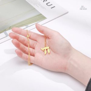 Design élégant du pendentif Chai, symbole de chance