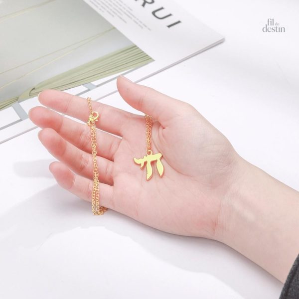 Design élégant du pendentif Chai, symbole de chance