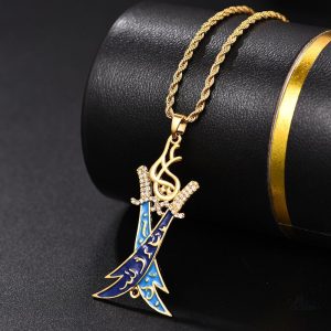 Pendentif porte-bonheur en forme de cimeterres arabes
