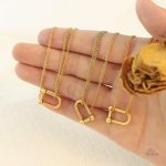 Bijou porte-bonheur fer à cheval en design épuré