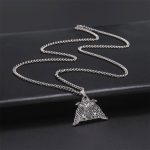 Pendentif porte-bonheur avec motifs inspirés des corbeaux