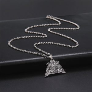 Pendentif porte-bonheur avec motifs inspirés des corbeaux