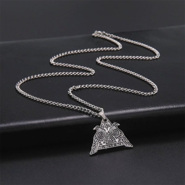 Pendentif porte-bonheur avec motifs inspirés des corbeaux