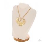 Charme en pendentif représentant Isis et ses ailes majestueuses