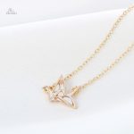 Pendentif porte-bonheur grue, élégance et tradition