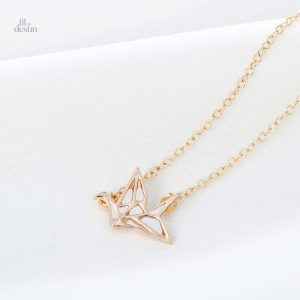 Pendentif porte-bonheur grue, élégance et tradition