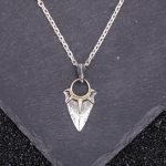 Pendentif primitif, accessoire porte-bonheur unique
