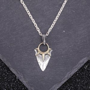 Pendentif primitif, accessoire porte-bonheur unique
