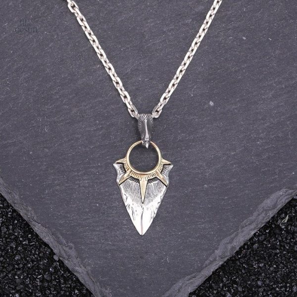 Pendentif primitif, accessoire porte-bonheur unique