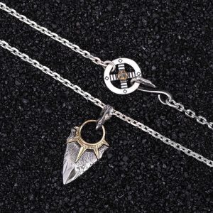 Pointe de flèche en pendentif, design artisanal