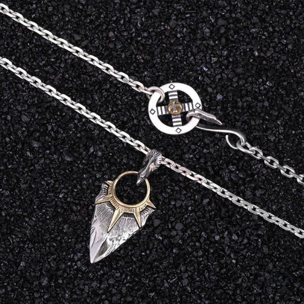 Pointe de flèche en pendentif, design artisanal