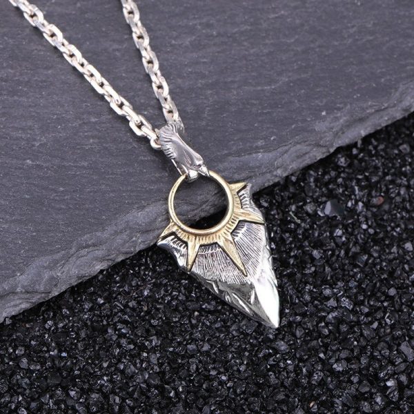 Bijou porte-bonheur, pendentif inspiré des flèches