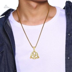 Accessoire triquetra, héritage culturel viking unique
