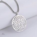 Pendentif triskel stylisé, design élégant et mystique