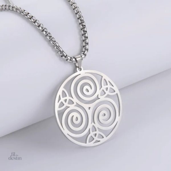 Pendentif triskel stylisé, design élégant et mystique