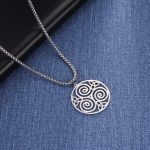 Pendentif en forme de triskel, amulette protectrice