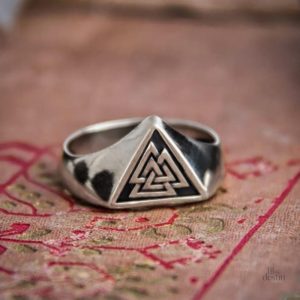 Bague viking ornée du motif Valknut, symbole de la mythologie