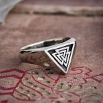 Accessoire viking : Bague au Valknut, symbole de sagesse et de pouvoir