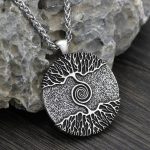Bijou viking représentant l'arbre de vie en spirale élégante