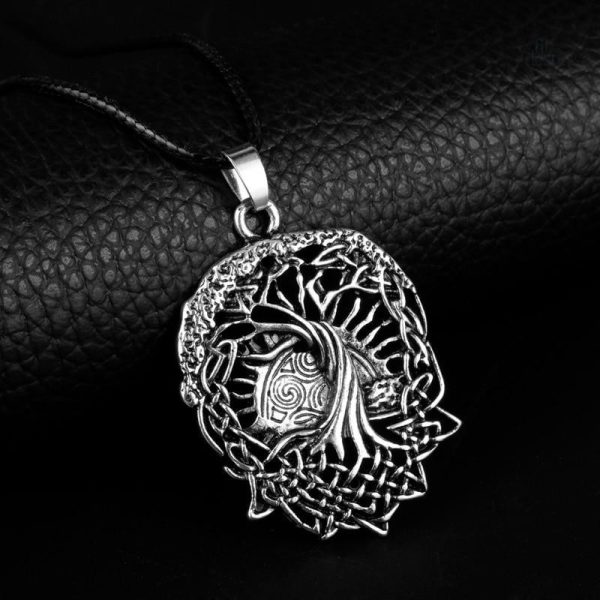 Bijou viking Yggdrasil, design en entrelacs élégant