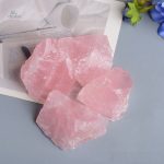 Quartz rose brut, symbole d'amour et douceur