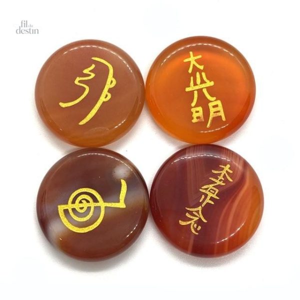 Rituel spirituel avec pierres Reiki aux symboles énergétiques