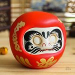 Porte-bonheur japonais : poupée Daruma traditionnelle