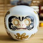 Poupée Daruma rouge, emblème de la bonne fortune