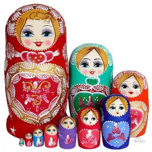 Poupées matriochka porte-bonheur russe colorées et artisanales