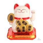 Statue de Maneki Neko souriant, symbole de chance japonaise
