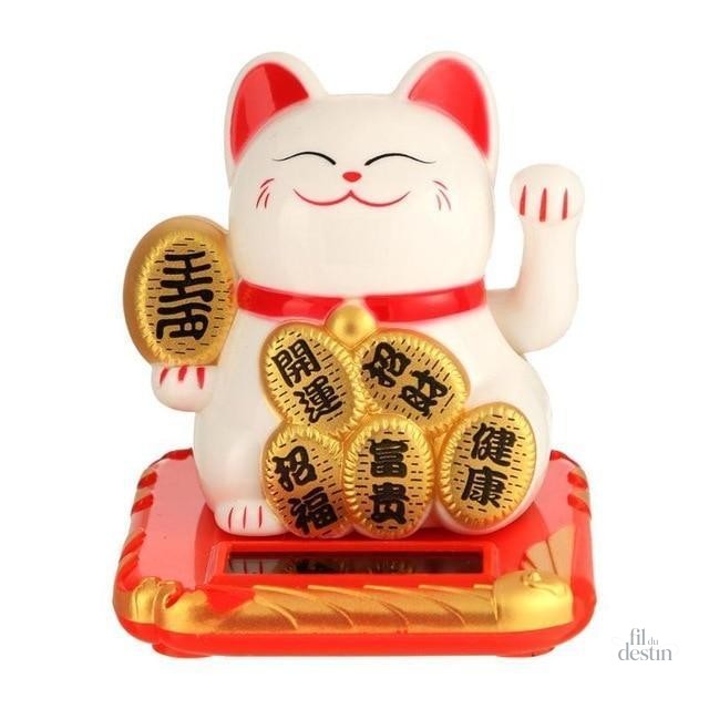 Statue de Maneki Neko souriant, symbole de chance japonaise