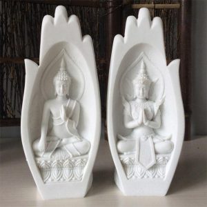 Représentation délicate de Bouddha sur main en pierre