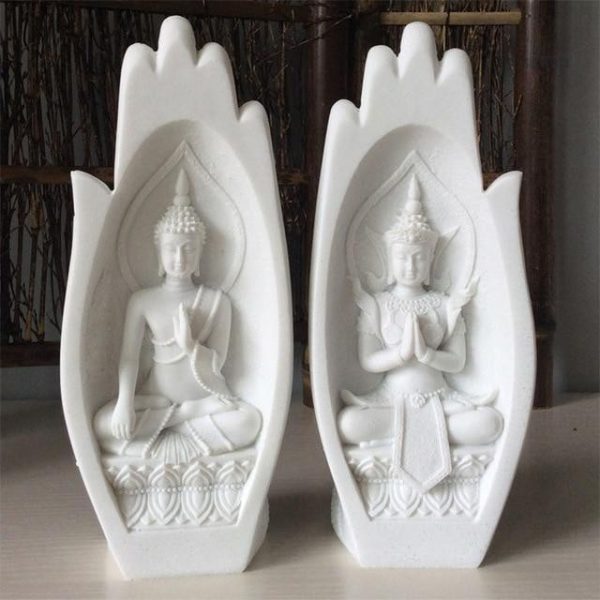 Représentation délicate de Bouddha sur main en pierre
