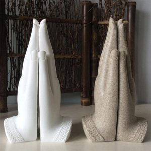 Accessoire spirituel avec statue de main et Bouddha
