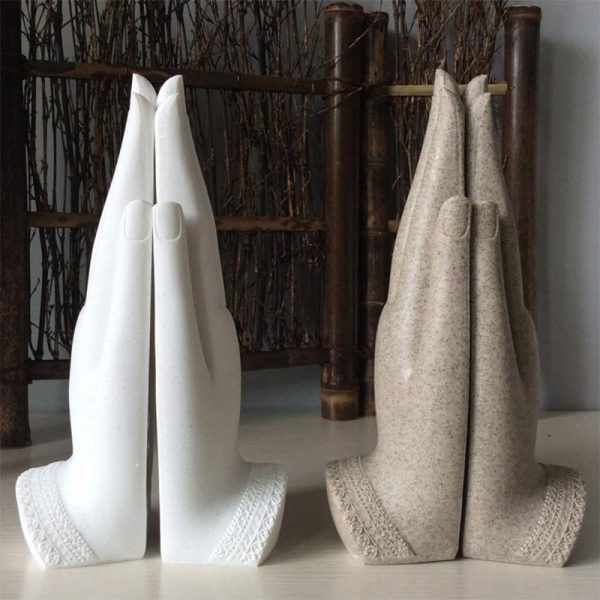 Accessoire spirituel avec statue de main et Bouddha