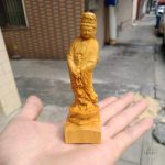 Figurine de Guan Yin en bois précieux