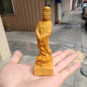 Figurine de Guan Yin en bois précieux