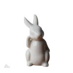 Lapin blanc en statuette, symbole de chance celte