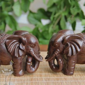 Éléphant en bois artisanal, porte-bonheur bouddhiste élégant